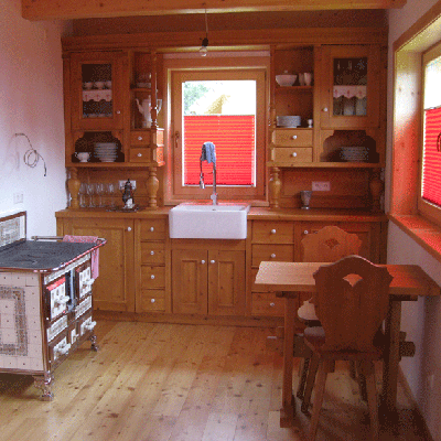 Maßgenaue Anfertigung einer Landhausküche aus Altholz, mit umbautem Fenster